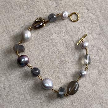 Smukt armbånd med sten og perler i grå/lilla nuancer fra Rabinovich
